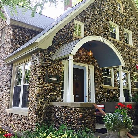 Aberdeen Stone Cottage B&B Traverse City Exterior photo