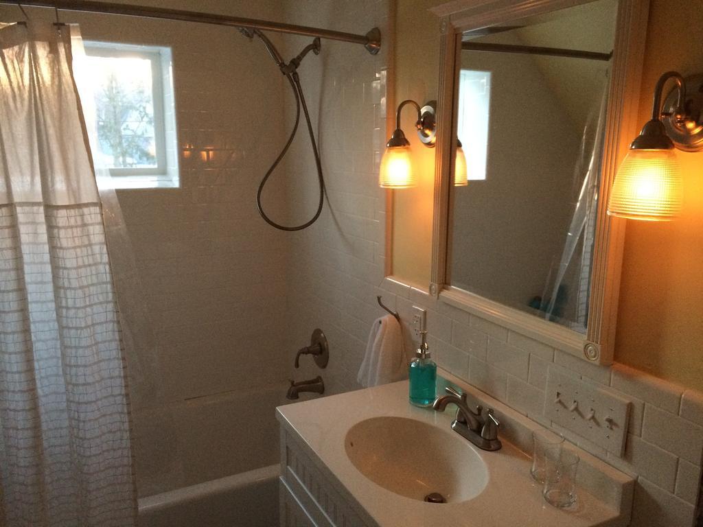 Aberdeen Stone Cottage B&B Traverse City Room photo