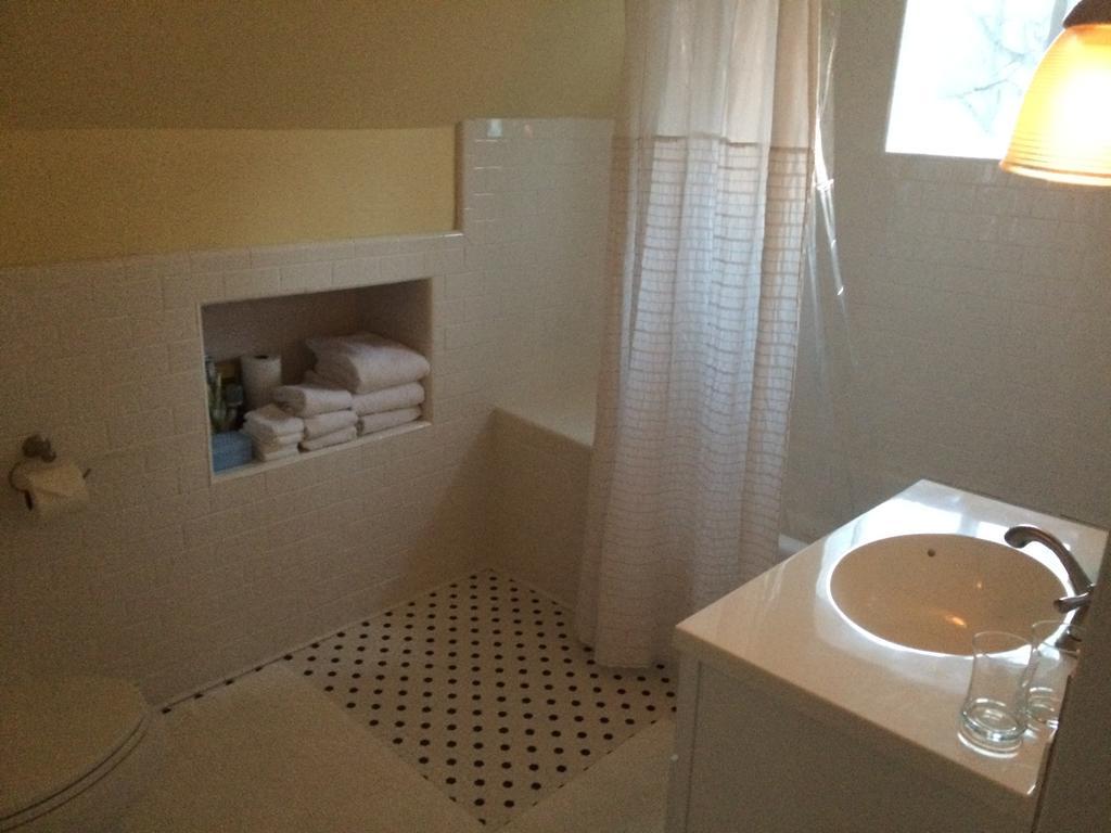 Aberdeen Stone Cottage B&B Traverse City Room photo
